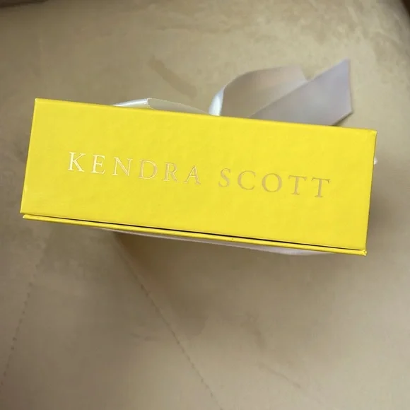 Kendra Scott jewelry gift box - Picture 2 of 4